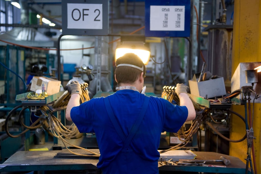 Die Fachkräftesituation in Deutschland bleibt weiter angespannt. Etwa in der regenerativen Energietechnik und der Leitungsinstallation und -wartung gibt es viele offene Stellen (Symbolfoto).