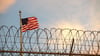 Eine US-amerikanische Flagge weht im Gefangenlager Guantánamo im Wind.