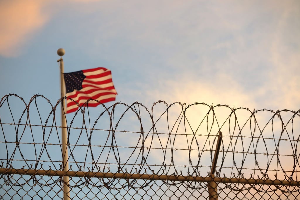 Eine US-amerikanische Flagge weht im Gefangenlager Guantánamo im Wind.