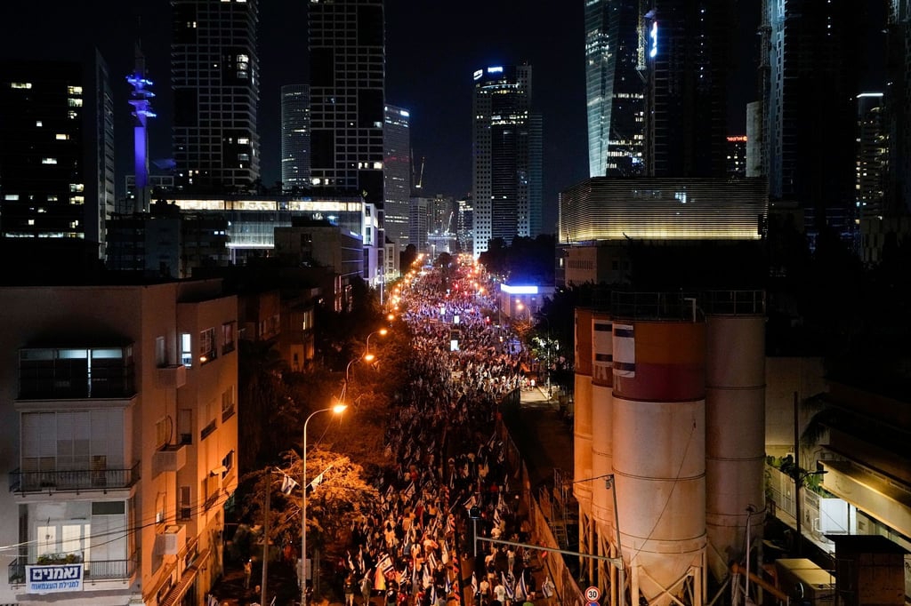 Israelis protestieren in Tel Aviv gegen die Pläne der Netanjahu-Regierung.