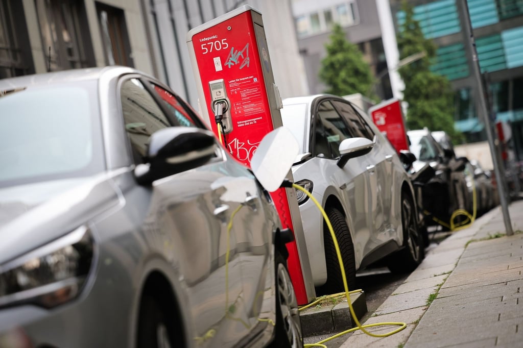 Elektrofahrzeuge werden an einer Ladesäule in der Innenstadt geladen.