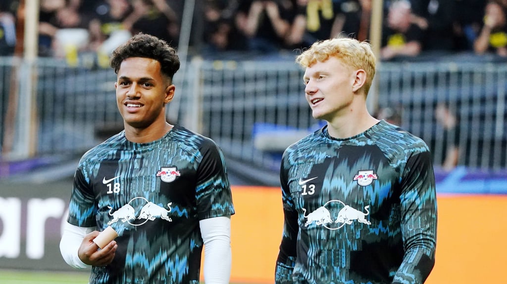 Fabio Carvalho (l.) und Nicolas Seiwald warten bei RB Leipzig auf ihre Startelf-Chancen.