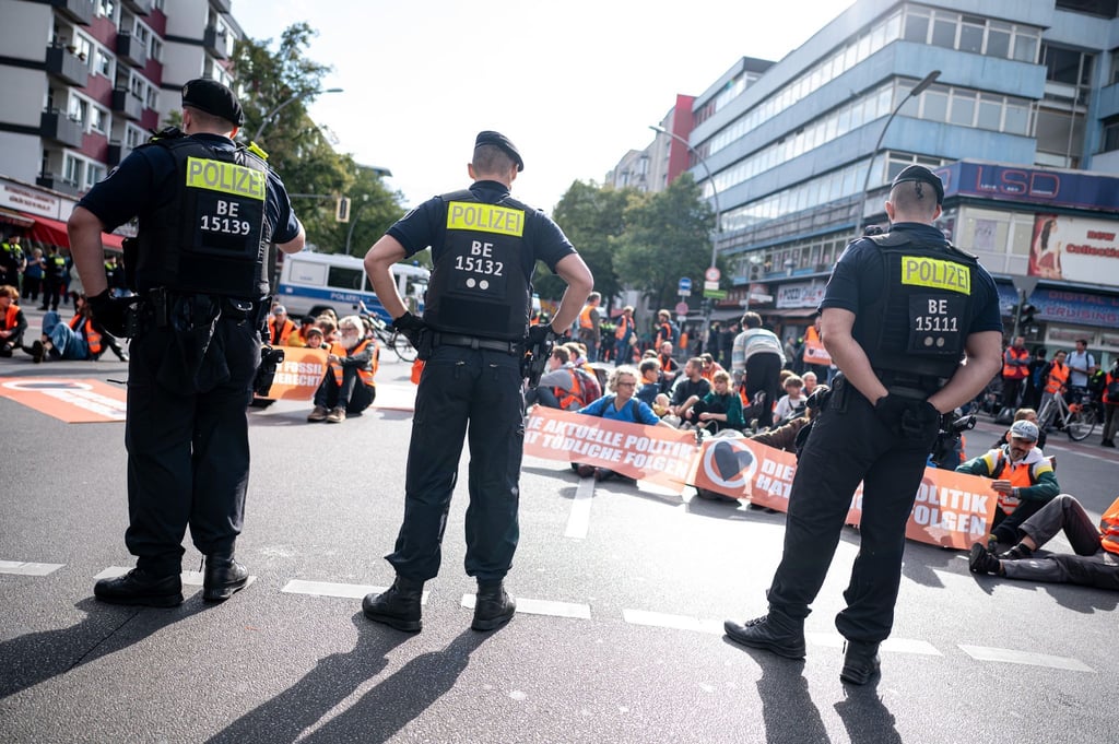 Aktivisten der Letzten Generation sitzen auf der Potsdamer Straße.