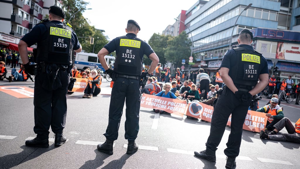Aktivisten der Letzten Generation sitzen auf der Potsdamer Straße.