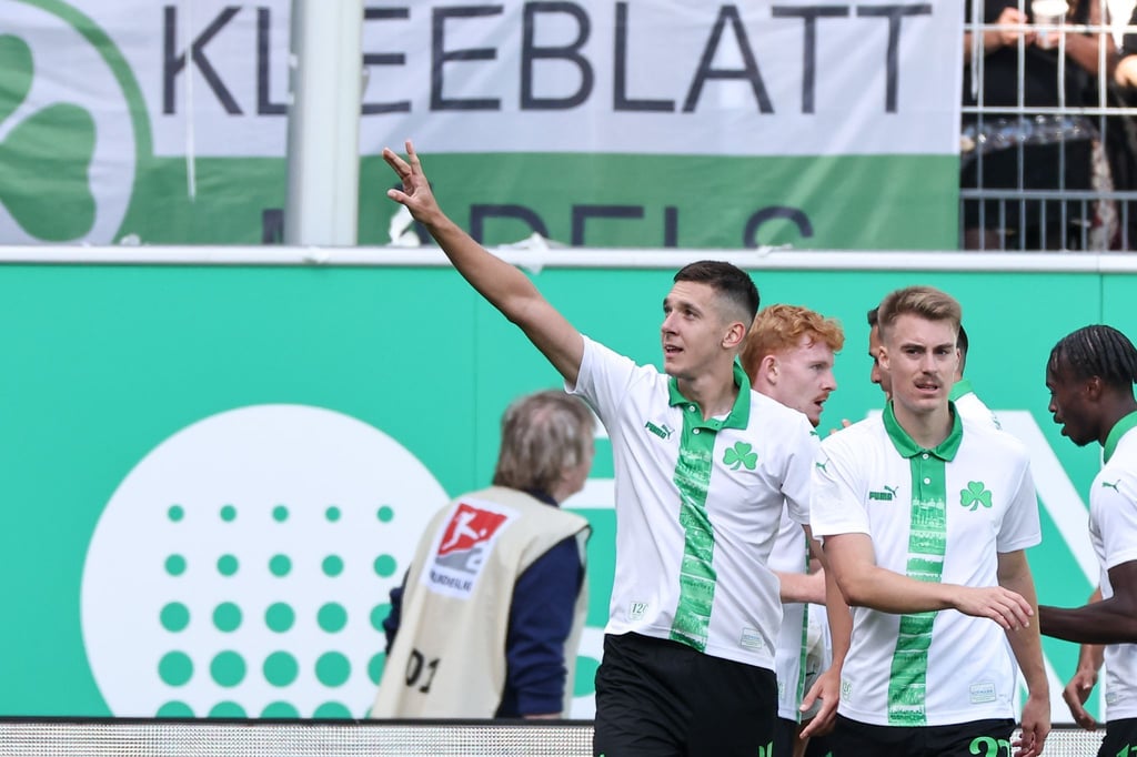 Der Fürther Damian Michalski jubelt über seinen Treffer zum 4:3 gegen den KSC.