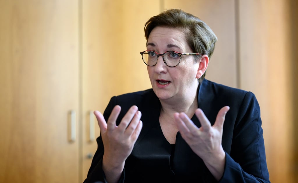„Wir sollten ein einfaches System entwickeln, das energieeffizientes Bauen, die Nutzung umweltgerechter und recycelter Baumaterialien und flächensparendes Bauen fördert“: Bundesbauministerin Klara Geywitz.