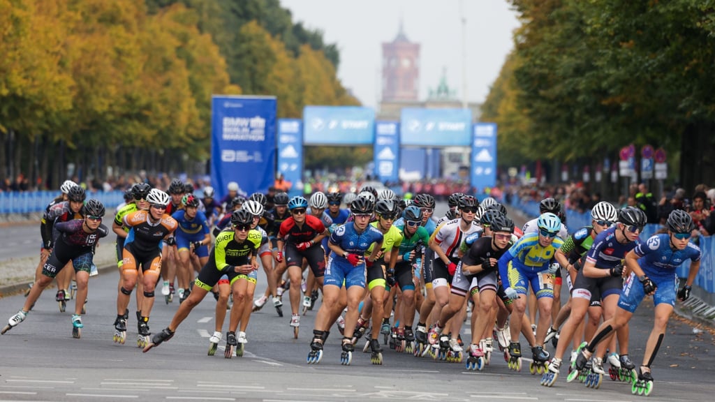 Skater starten auf der Straße des 17. Juni zum Inline-Marathon 2022.