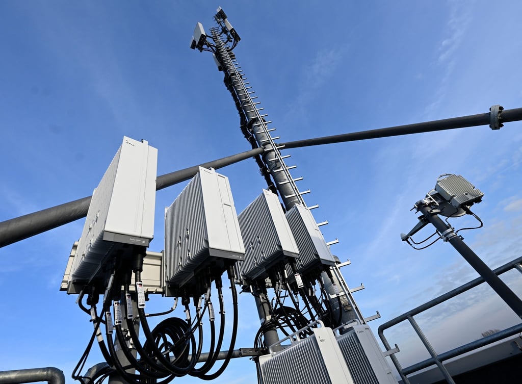 Ein 5G-Mobilfunkmast auf einem Hochhaus in Düsseldorf.