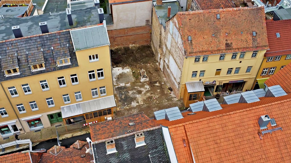 Die Fielmann-Baustelle in der Ascherslebener Taubenstraße aus der Vogelperspektive.