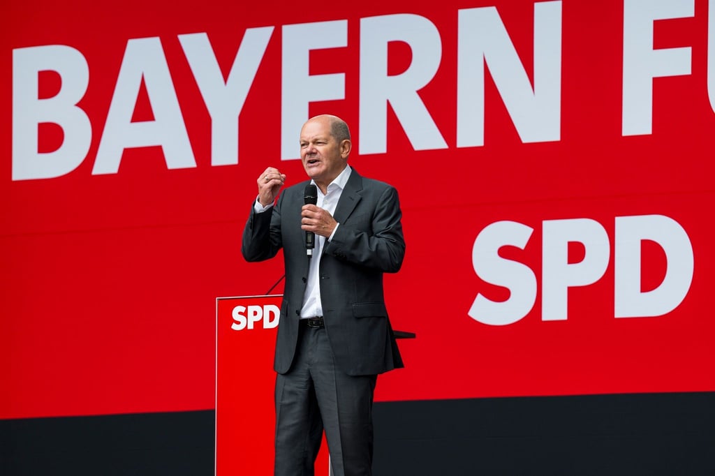 Bundeskanzler Olaf Scholz (SPD) bekkent sich zum Grundrecht auf Asyl, mahnt aber auch effektivere Abschiebungen an.