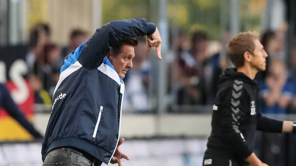 FCM-Trainer Christian Titz zeigte beim 1:1 gegen den SC Paderborn vollen Körpereinsatz.