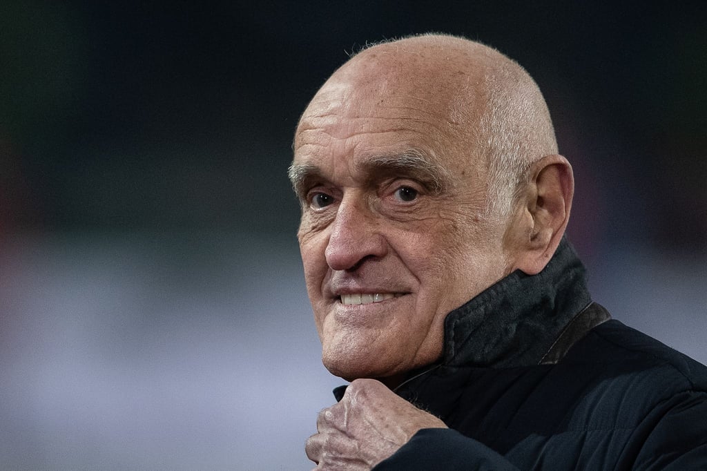 Martin Kind, Geschäftsführer von Hannover 96, ist vor dem Spiel im Stadion.