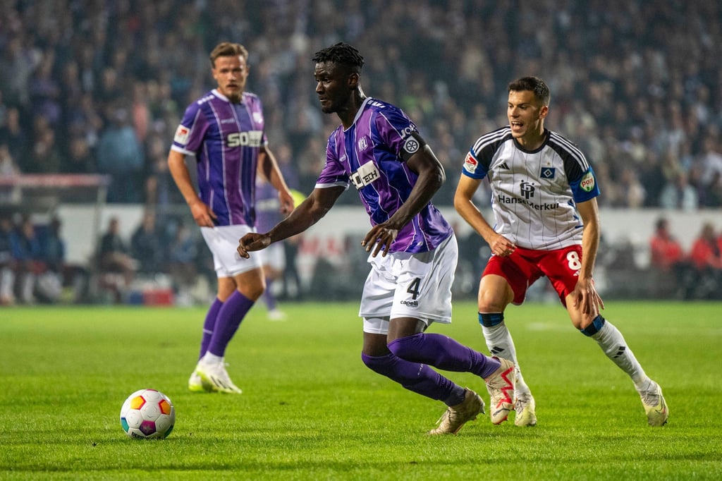 Osnabrücks Maxwell Gyamfi (l) und Hamburgs Laszlo Benes kämpfen um den Ball.