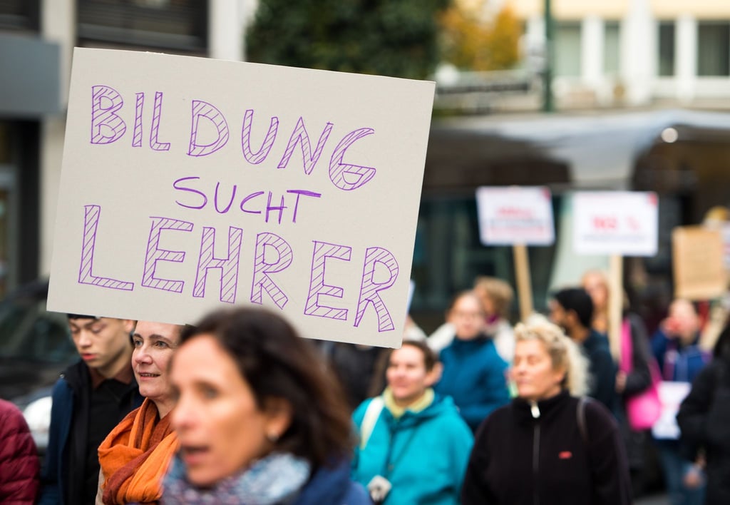 Eltern und Kinder demonstrieren gegen den Lehrermangel.