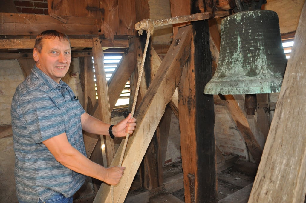 Uwe Ritzmann zeigt, wie die Glocke in Winkelstedt bislang geläutet wird.