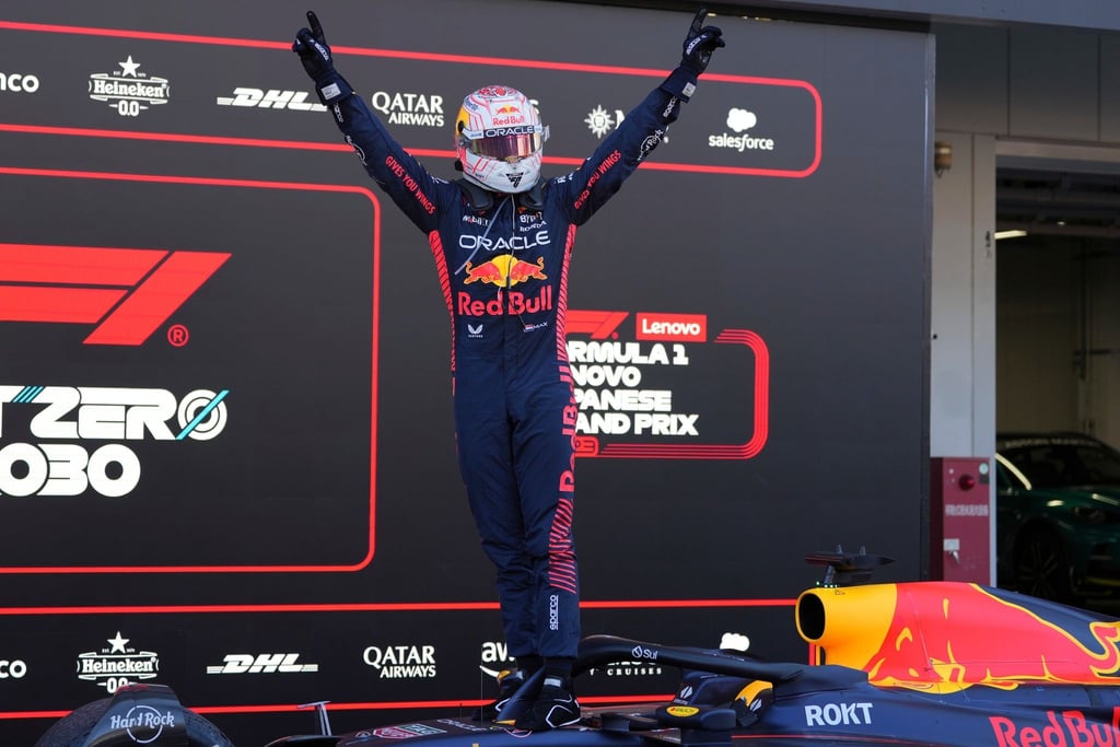 Max Verstappen feiert seinen Sieg in Suzuka.