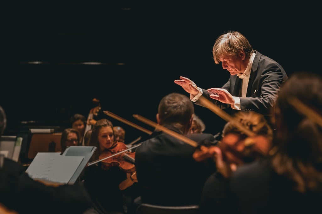 Generalmusikdirektor Marko Letonja dirigiert die Bremer Philharmoniker.