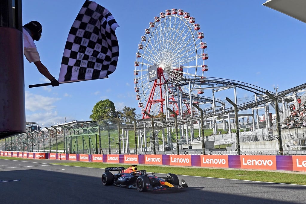 Max Verstappen überquert in Suzuka die Ziellinie und gewinnt den Großen Preis von Japan.