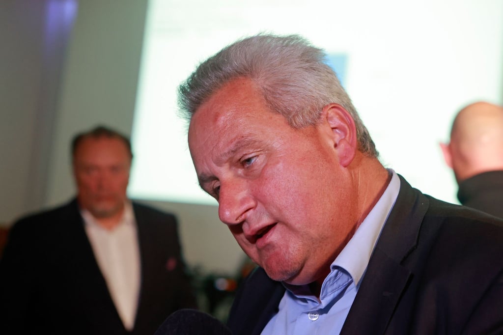 Jens-Christian Wagner steht nach dem Wahlausgang der Oberbürgermeisterwahl in Nordhausen im Bürgerhaus.