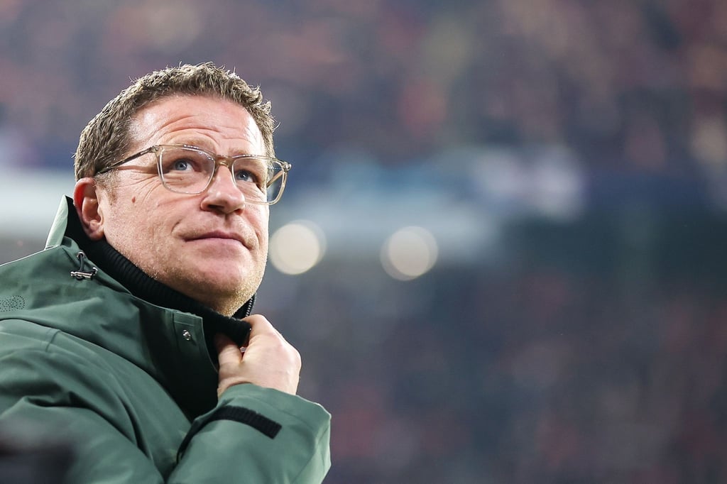 RB Leipzigs Sportchef Max Eberl steht im Stadion.