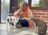 Kerstin Kauert leitet das Tierheim in Schönebeck. Derzeit stockt die Vermittlung der Tiere, während die Kosten für Tierarzt und Futter gestiegen sind.