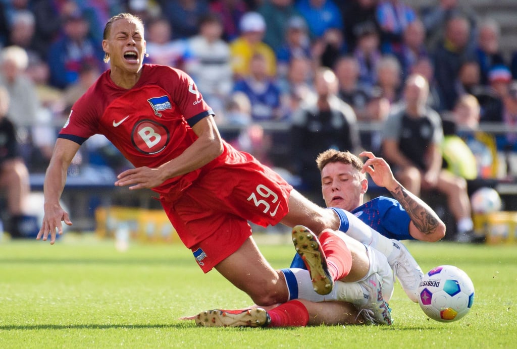 Berlins Derry Scherhant (l) wird von Kiels Nicolai Remberg gefoult.
