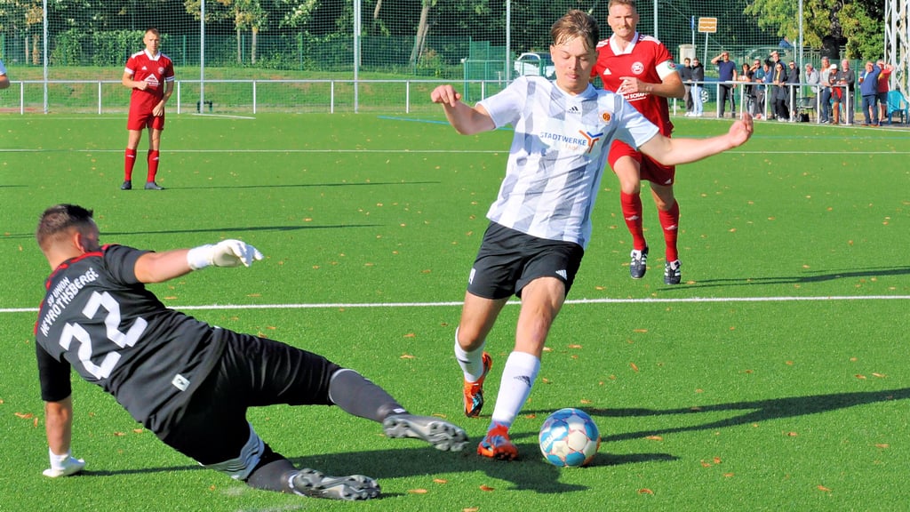 Janek Telge (rechts) leitete den Treffer zur 3:2-Führung für seinen SV 09 Staßfurt mit ein.