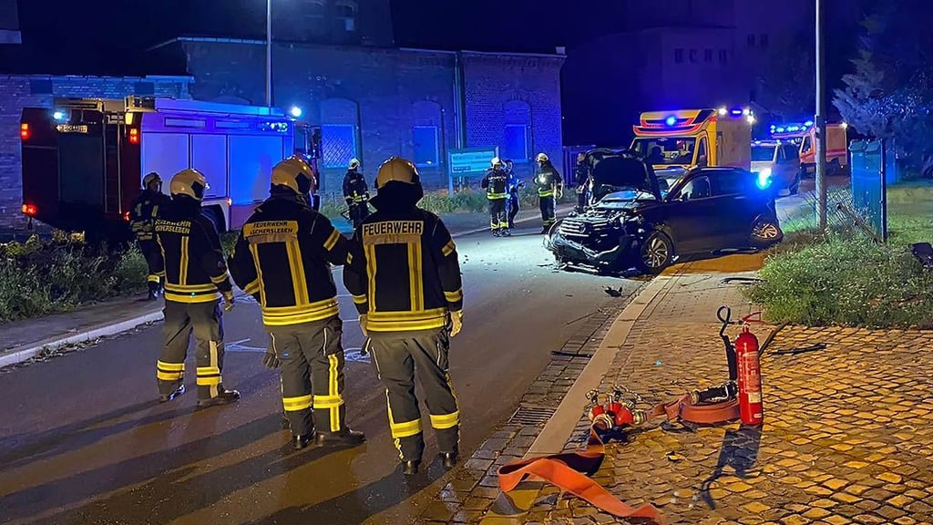 Zwei Personen wurden bei einem Unfall in der Ascherslebener Weststraße schwer verletzt.