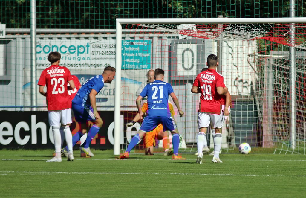 Als Sebastian Hey (Zweiter von links) zum 1:0 trifft, ist die Welt noch in Ordnung.