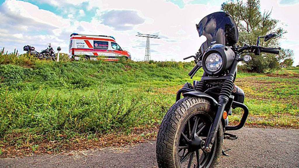 Die Motorradfahrerin kam im Staßengraben zum Stehen.