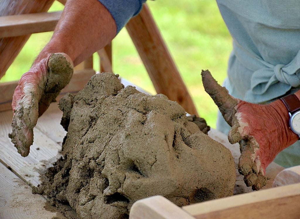 Die Grundlage für einen Backstein – ein Klumpen Lehmgemisch, der kräftig durchgeknetet und dann in eine Form gepresst wird.