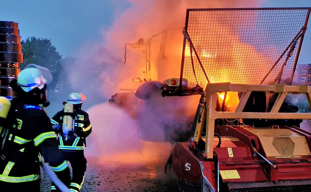 Osterburger Feuerwehrleute bei der Bekämpfung der Flammen. Die Einsatzkräfte konnten ein Übergreifen des Feuers auf benachbarte Maschinen verhindern.