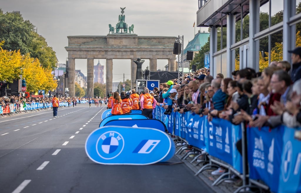 Zuschauer stehen beim letztjährigen Berlin-Marathon am Zieleinlauf vor dem Brandenburger Tor.