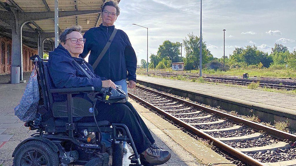 Gudrun Wittmaak (hinten) und Gerlinde Feißel am Bahnhof in Haldensleben: Gleis 2 rechts ist zu schmal für eine Rampe.