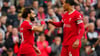 Mohamed Salah (l) bejubelt den Treffer zum 1:0 mit seinem Teamkollegen Virgil van Dijk.