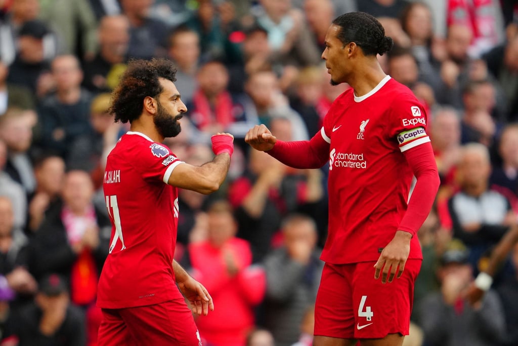 Mohamed Salah (l) bejubelt den Treffer zum 1:0 mit seinem Teamkollegen Virgil van Dijk.