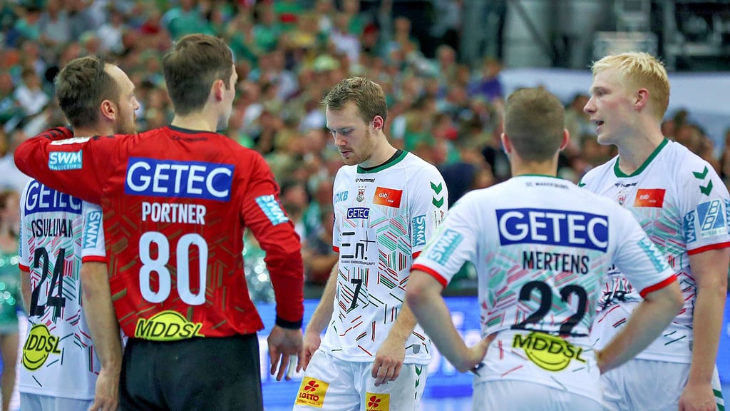Hängende Köpfe beim SC Magdeburg: In Leipzig verspielten die Grün-Roten eine zwischenzeitlichen Sieben-Tore-Führung und hätten am Ende beinahe noch verloren.