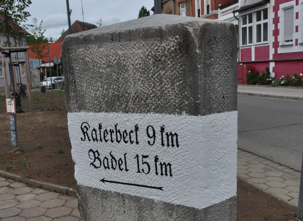 Die als Postmeilenstein bekannte Säule auf dem Denkmalplatz in Kalbe.
