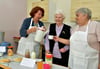 Zur Freude von Erika Krüger schenkt Sylvia Wojtaszek (links) Inge Freimann eine Tasse Malzkaffee ein. 