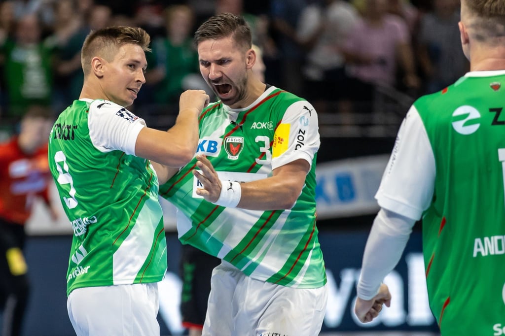 Berlins Jerry Tollbring (l) und Fabian Wiede bejubeln den Sieg.