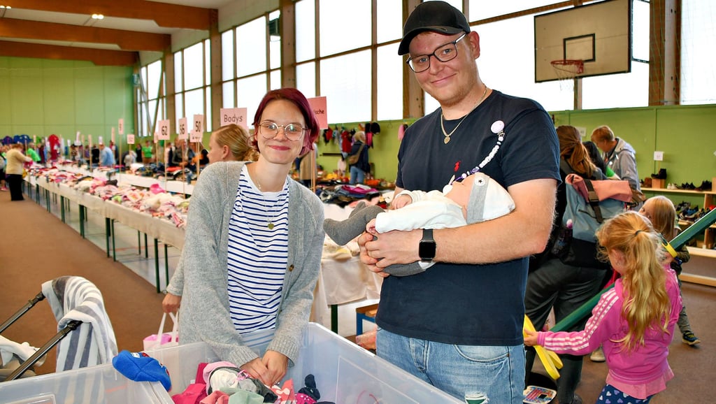 Die 20. Kleider- und Spielzeugbörse in der Turnhalle Klietz haben auch Isabelle Heindorff und Pascal Gräfe aus Stendal besucht. Für Töchterchen Leia Mabel suchen sie nach Schnäppchen für den Winter.