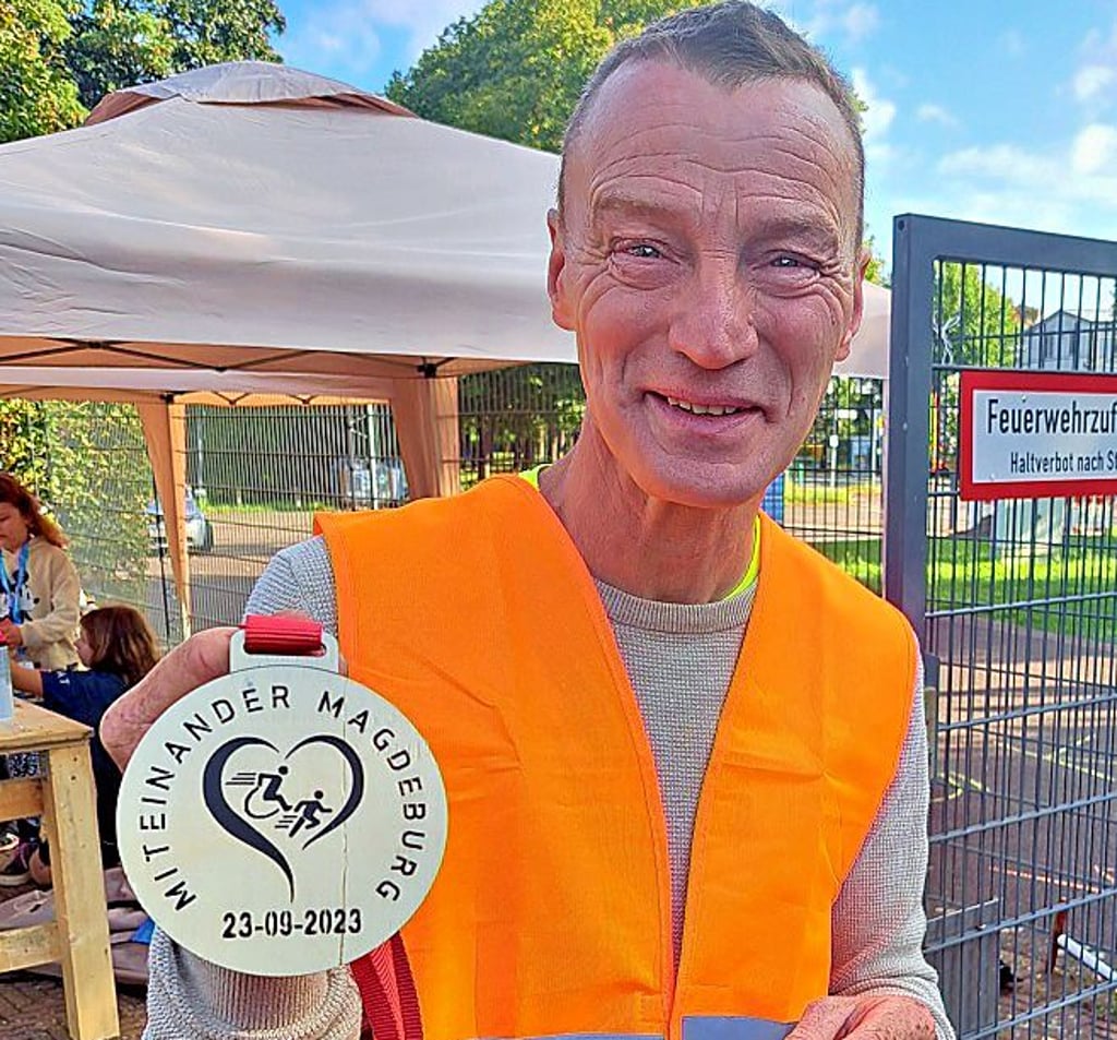 Marcel Krohn mit der eigens angefertigten Medaille für alle Teilnehmer.