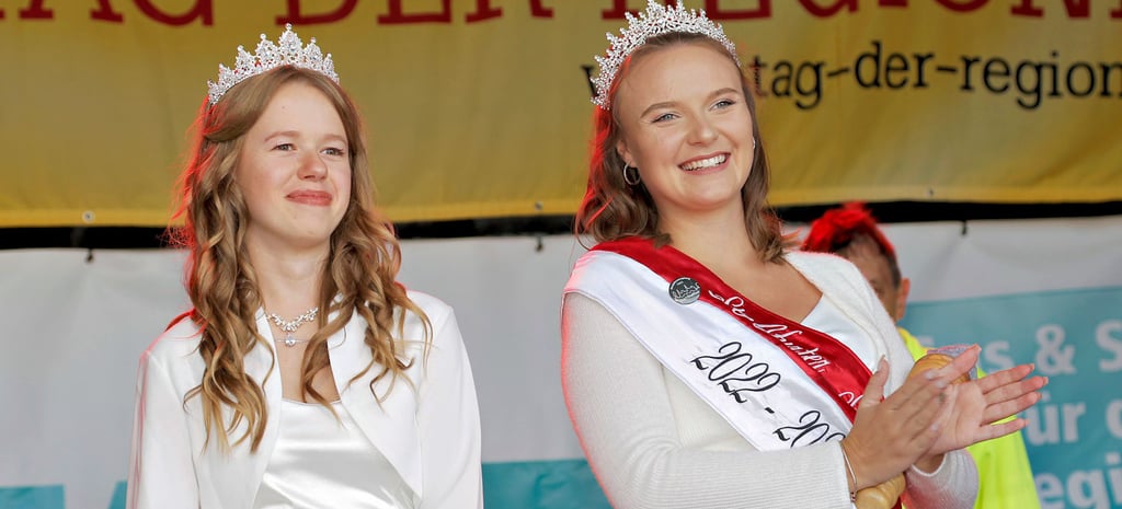 Zwei Salzfeen, zwei Schwestern beim Tag der Regionen: Jenny Geraldine Marnitz (r.) übergibt ihr Amt an ihre Schwester Amy (l.).