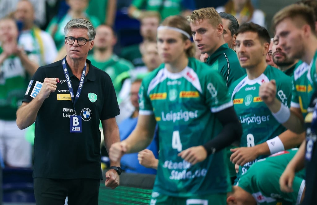 Leipzigs Cheftrainer Runar Sigtryggsson und seine Spieler jubeln. Gegen den SCM reichte es nur zum Remis.