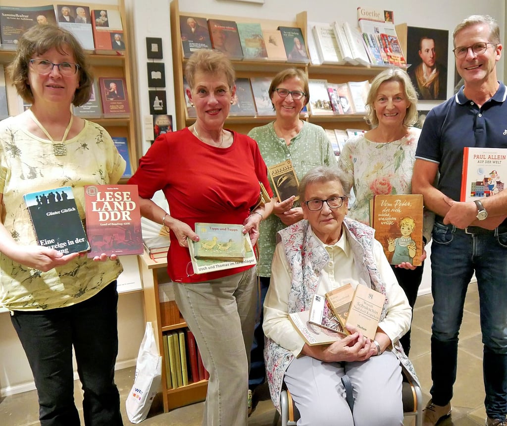 Vernissage zur neuen Ausstellung „Leseland DDR“ im Gleimhaus Halberstadt: Elisabeth Witschaß (vorn Mitte), zweite Reihe: Annegret Loose, Marlies Sturm, Evelyn Winkelmann, Marion Gaida-Fietzke, Rainer Fietzke (von links).