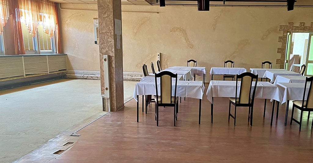 Blick in die ehemalige Kulturhausgaststätte in Tangerhütte. Das Podest links wurde bereits herausgerissen, der Umbau ist seit drei Jahren in Planung. Wann sie wieder nutzbar sein wird, steht noch nicht fest.