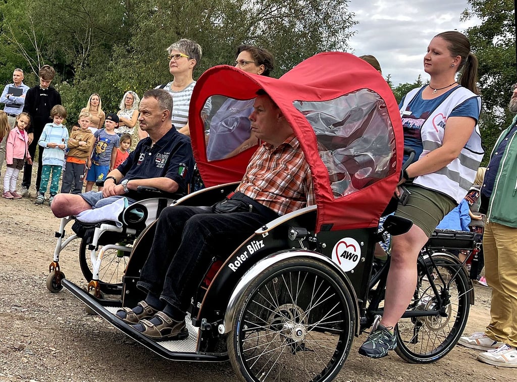 Beim Rundgang mit dem Oberbürgermeister in Quedlinburg steuert Sabine Herforth die E-Riskscha der Awo, ihr glücklicher Passagier ist Jörg Schulze. Hier ist gerade ein Halt auf dem Gelände des künftigen Freizeit-, Sport- und Erholungsareals.