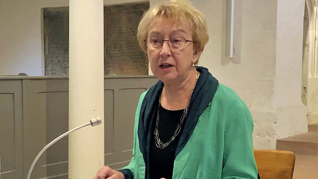 Karin Sieg übergab der evangelischen Kirchgemeinde St. Michael eine Festschrift zum 200-jährigen Reformationsjubiläum aus dem Jahr 1717. Dazu stellte sie die Festschrift in Form einer Lesung im Rahmen des langen Wochenendes der Biblitheken vor. Foto: Angeöika Andräs
