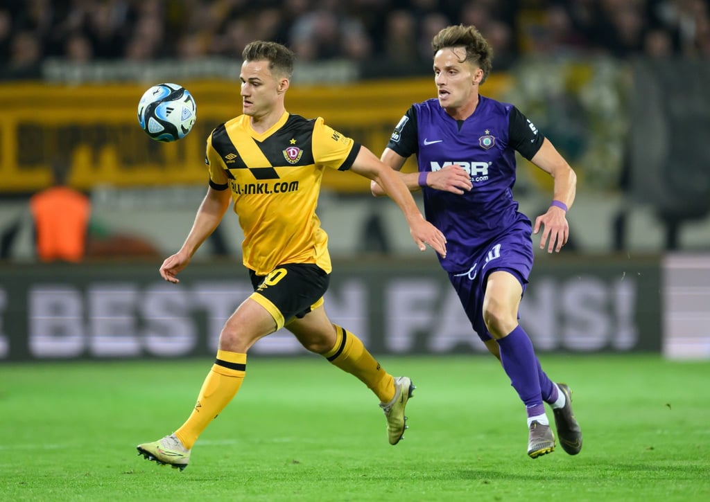 Dynamos Jakob Lemmer (l) gegen Aues Mirnes Pepic.