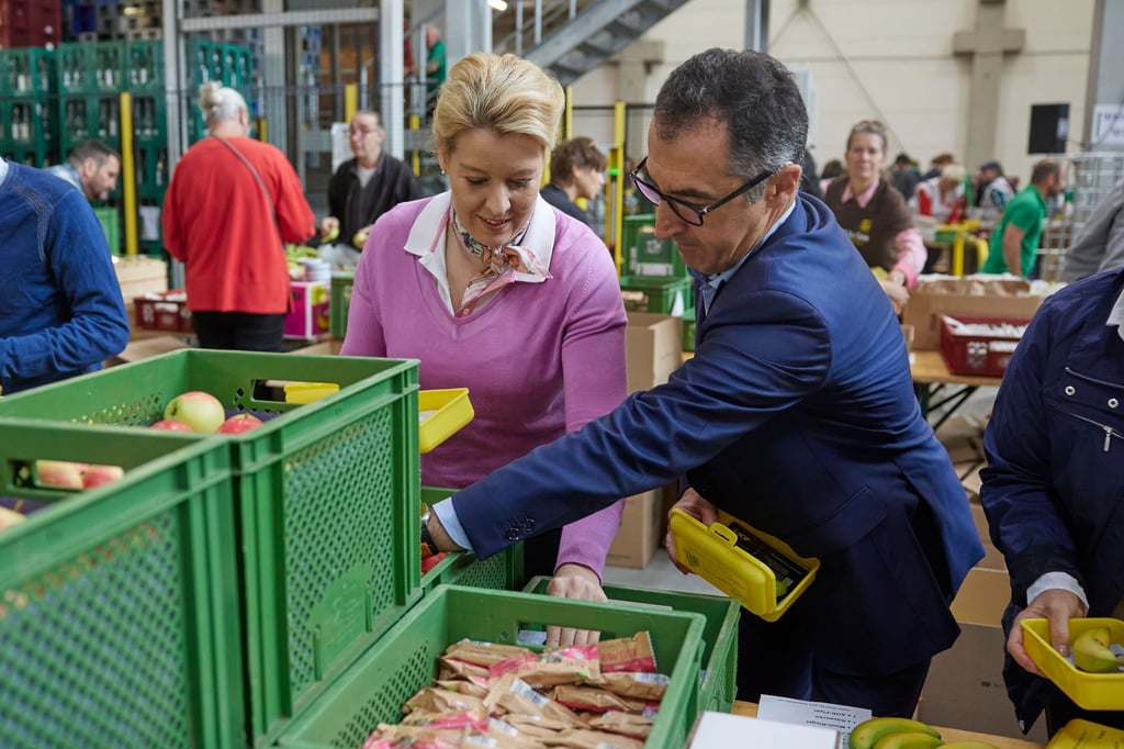 Franziska Giffey (SPD), Wirtschaftssenatorin, Cem Özdemir (Bündnis90/Die Grünen), Bundeslandwirtschaftsminister, beim Packen von 65.000 Brotboxen für Erstklässler in Berliner und Brandenburger Schulen.